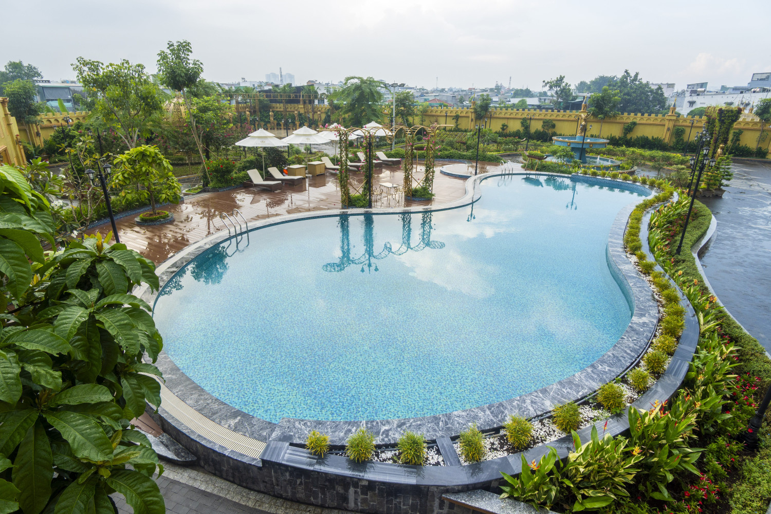 HỒ BƠI NGOÀI TRỜI